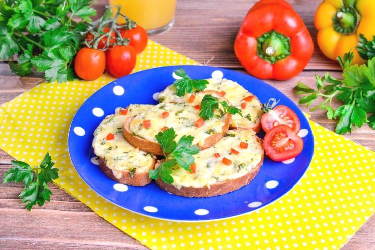 Cheesy Garlic Mayo Breakfast Sandwich