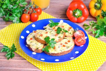Cheesy Garlic Mayo Breakfast Sandwich