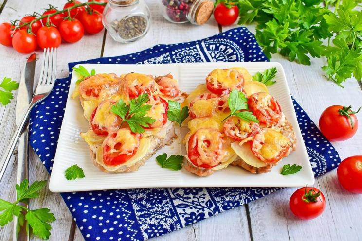 Oven-Baked Pork Chops with Potatoes Oven-Baked Pork Chops with Potatoes