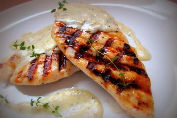 Juicy Grilled Chicken with Creamy Spicy Sauce Juicy Grilled Chicken with Creamy Spicy Sauce