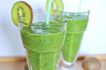 Energizing Kiwi-Banana Spinach Smoothie