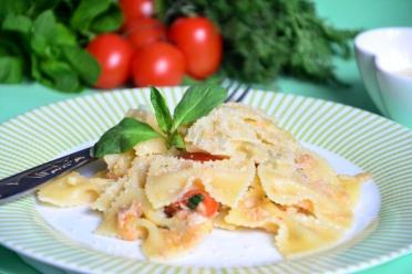 Quick and Delicious Tuna Pasta with Cherry Tomatoes and Basil