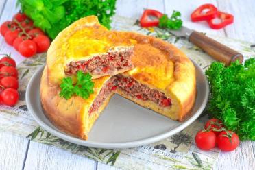 Savory Whey Pie with Minced Meat and Sweet Peppers