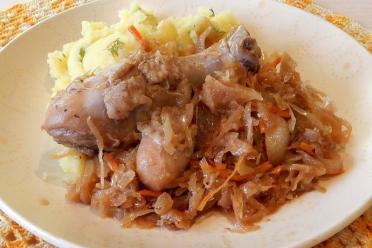 Chicken Drumsticks with Stewed Sauerkraut