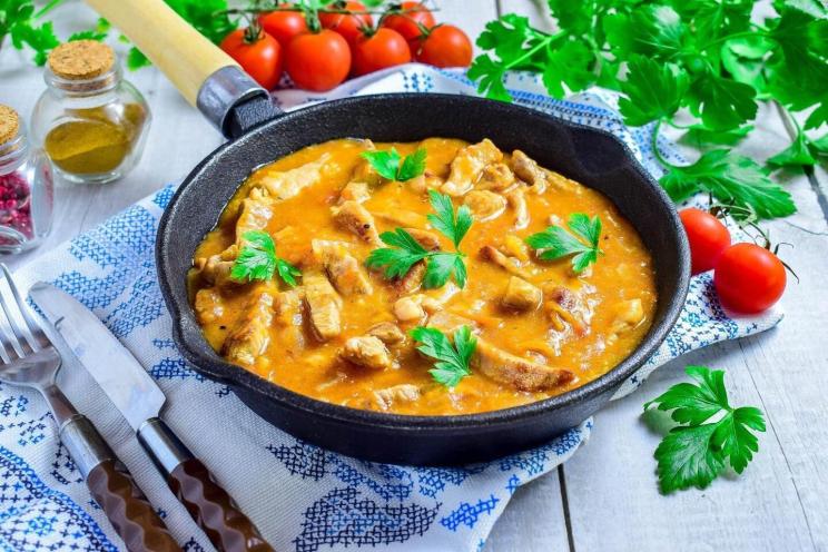Pork and Carrot Goulash with Onions Pork and Carrot Goulash with Onions