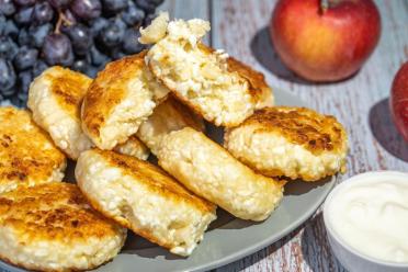 Apple-Semolina Cheesecake Pancakes
