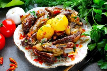 Oven-Braised Meat with Garlic and Herbs