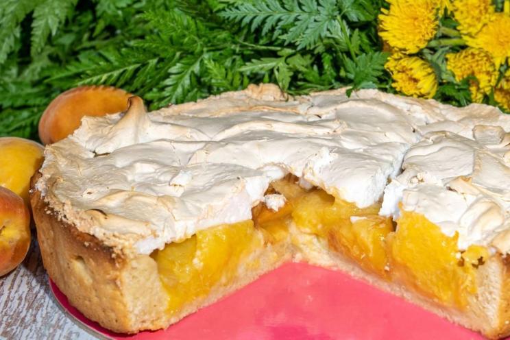 Apricot Meringue Pie with Shortcrust Pastry Apricot Meringue Pie with Shortcrust Pastry