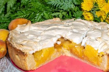 Apricot Meringue Pie with Shortcrust Pastry