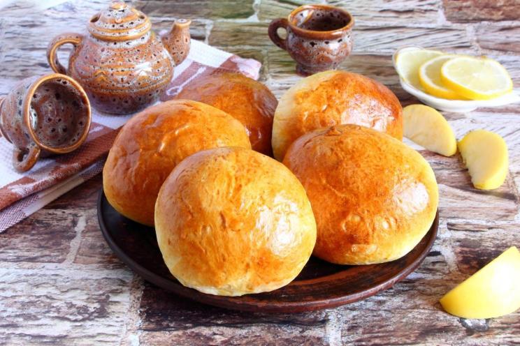 Apple-Filled Yeast Dough Buns
