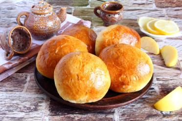 Apple-Filled Yeast Dough Buns