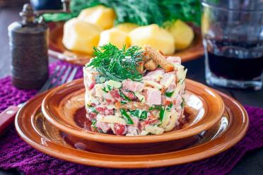 Quick Ham & Bean Salad with Cheese and Croutons