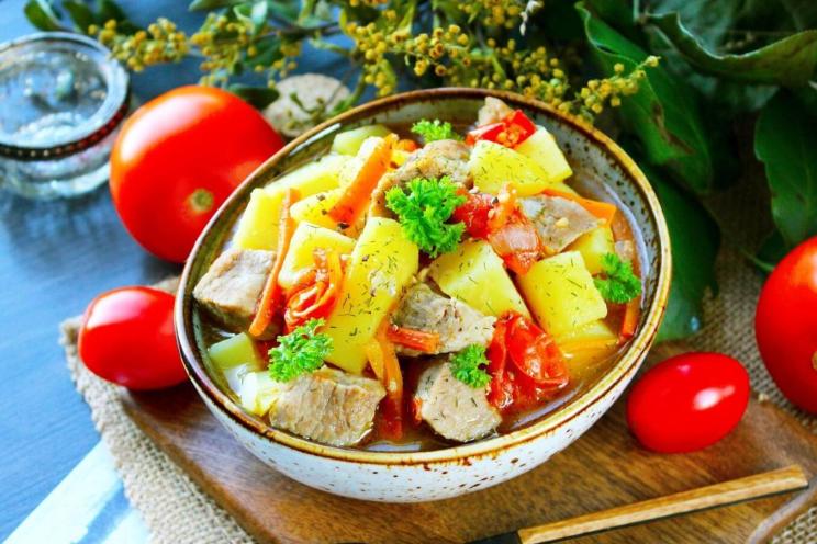 Hearty Stewed Potatoes with Tomatoes and Meat