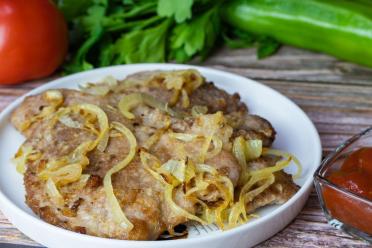 Quick and Juicy Pork Chops with Onions