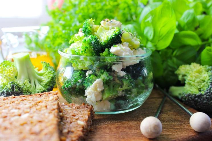 Cheesy Broccoli Salad: Quick, Healthy, & Delicious