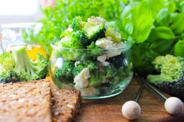 Cheesy Broccoli Salad: Quick, Healthy, & Delicious