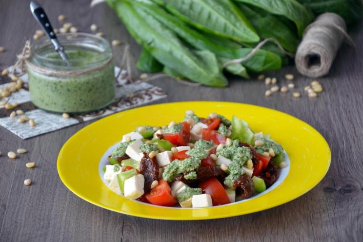 Spinach Sauce Salad with Cheese and Sun-Dried Tomatoes