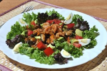Seafood Lover's Delight: Mussel and Shrimp Salad