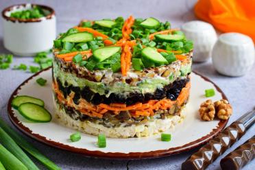 Elegant Holiday Salad with Fried Mushrooms