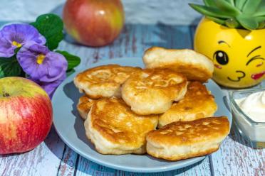 Fluffy Kefir Pancakes with Juicy Apples