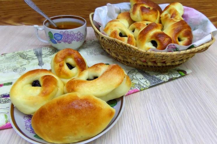 Delicious and Easy Raisin Pies