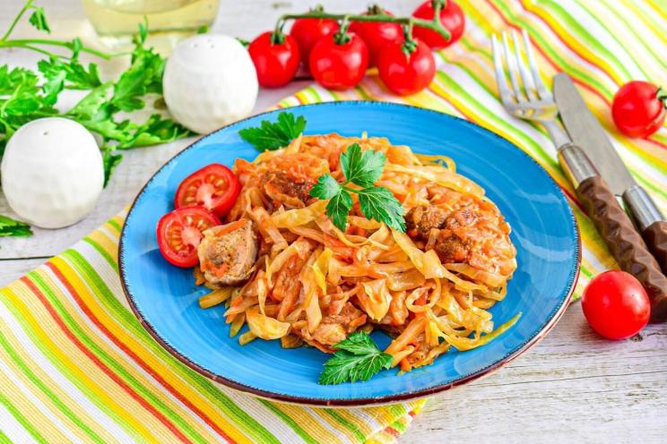 Hearty Cauldron Stewed Cabbage with Meat