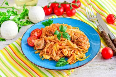Hearty Cauldron Stewed Cabbage with Meat