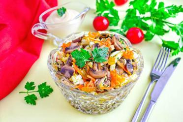 Chicken Salad with Sautéed Mushrooms and Onions