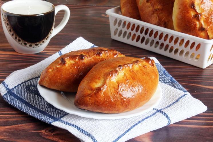 Fluffy Milk-Based Yeast Pies: Easy Recipe for Tender Bakes