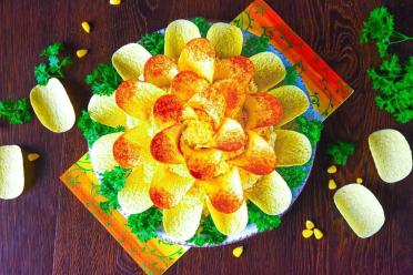 Festive Chrysanthemum Salad with Crunchy Chips
