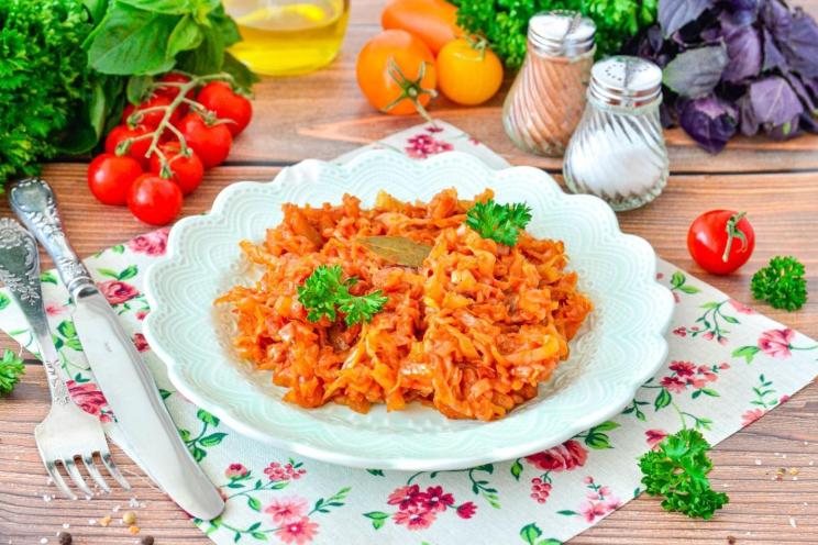 Spicy Stewed Cabbage with Tomato Paste