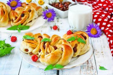 Oven-Baked Raisin Yeast Buns