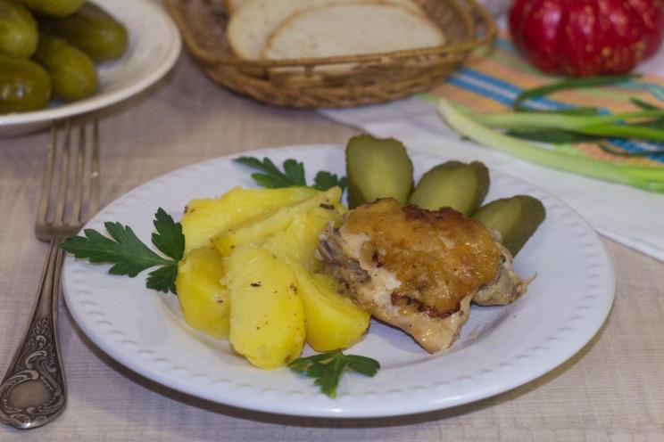 Slow Cooker Chicken Thighs and Potatoes Dinner Slow Cooker Chicken Thighs and Potatoes Dinner