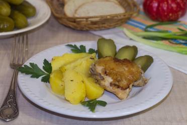 Slow Cooker Chicken Thighs and Potatoes Dinner