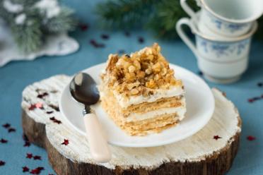 Quick Sour Cream Cookie Cake with Roasted Walnuts
