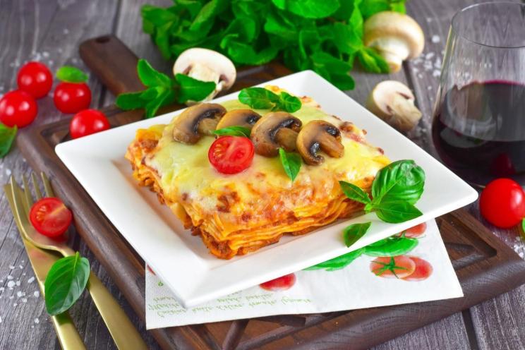Oven-Baked Minced Meat and Mushroom Lasagna