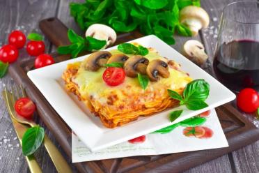 Oven-Baked Minced Meat and Mushroom Lasagna