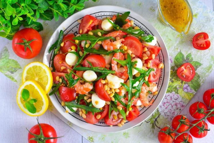 Fresh Arugula Salad with Pine Nuts and Shrimp