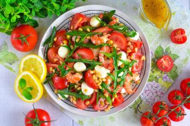 Fresh Arugula Salad with Pine Nuts and Shrimp