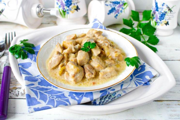 Creamy Sour Cream Chicken Skillet