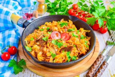 Tasty Stewed Cabbage and Mushrooms
