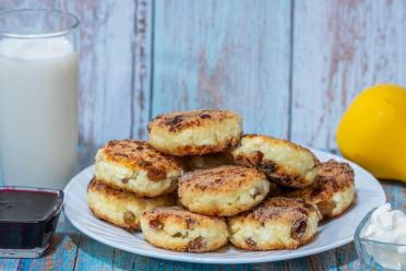 Raisin and Semolina Cottage Cheese Pancakes