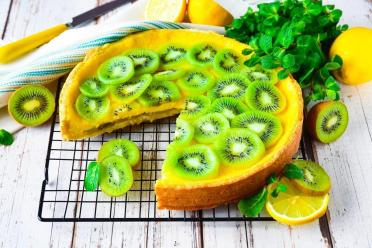 Kiwi Shortbread Pie with Creamy Filling