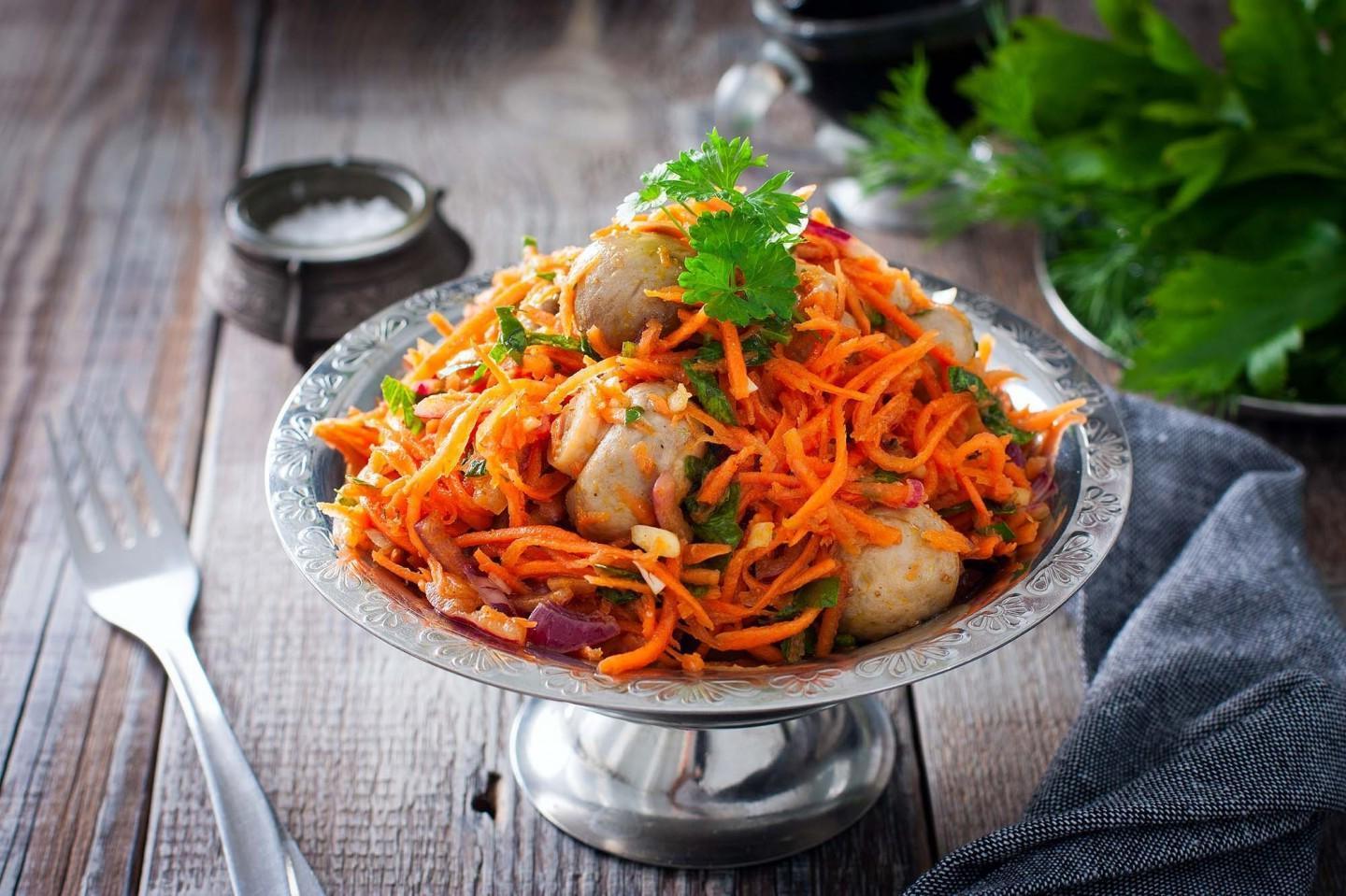 Spicy Champignon Salad with Korean Carrots and Onions