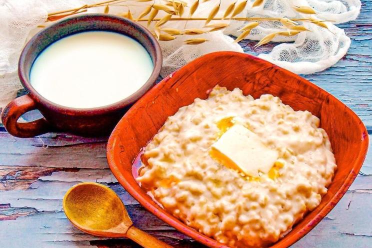 Slow Cooker Hercules Porridge with Milk for Breakfast