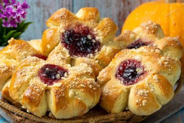 Quick and Easy Butter Jam Buns with Streusel