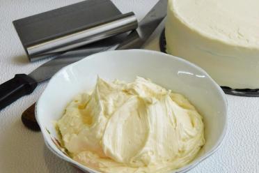 Perfect Cake-Leveling Mastic Cream