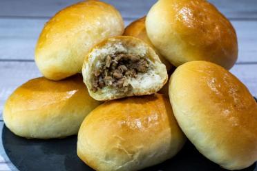 Oven-Baked Meat-Filled Yeast Pies