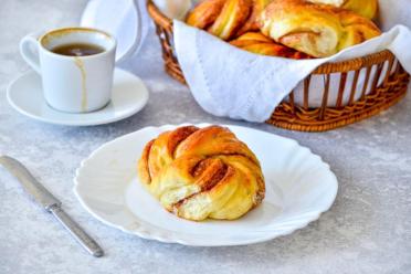 Vegan Yeast Buns: Easy, Airy, and Delicious