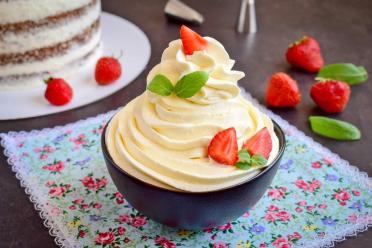 Creamy Curd Cheese Frosting for Cakes